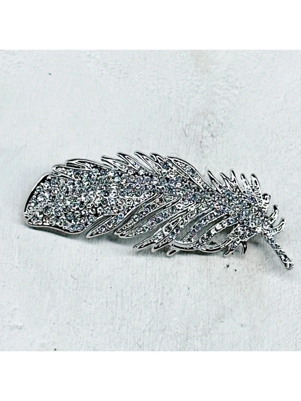 3009u. Silvertone Bling Feather Brooch